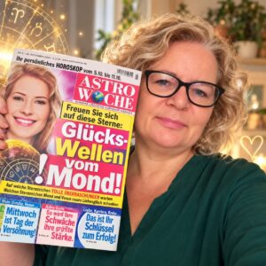 Simone Büngert hält die ASTROWOCHE, Ausgabe 41 vom 29. September 2026, in der Hand.