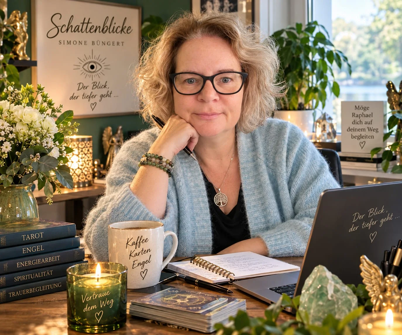 Simone Büngert an einem Schreibtisch mit Notizbuch, Tarotkarten und einer Tasse vor dem Schattenblicke-Schriftzug.