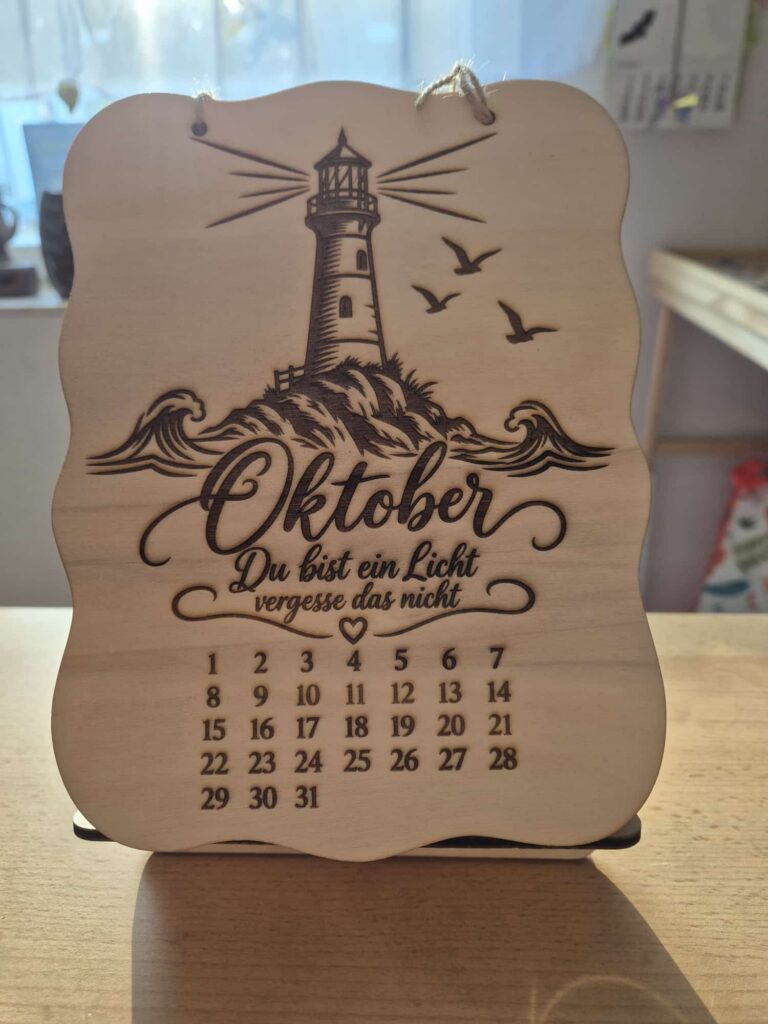 Handgefertigter Oktober-Kalender aus Holz mit Leuchtturm und der Botschaft „Du bist ein Licht“