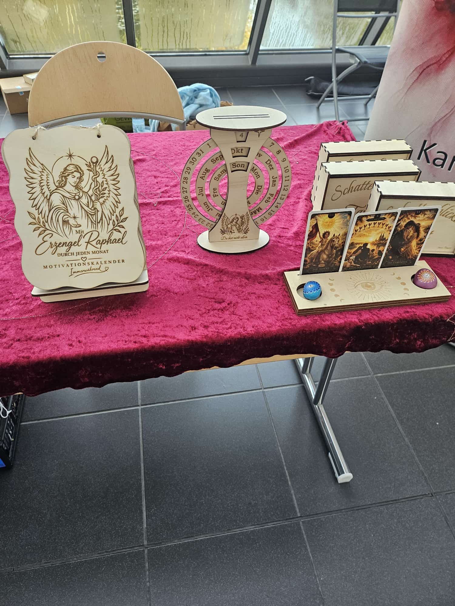 Spirituelle Produkte am Stand von Schattenblicke