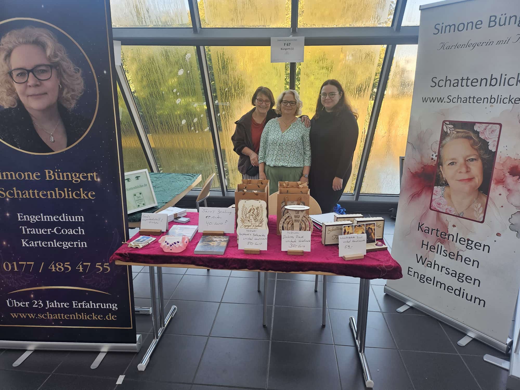 Simone Büngert mit ihren Unterstützerinnen am Messestand von Schattenblicke